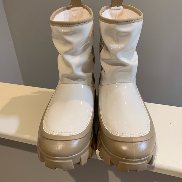 NEW UGG Women’s Classic Brellah Mini Boot - Picture 3 of 9